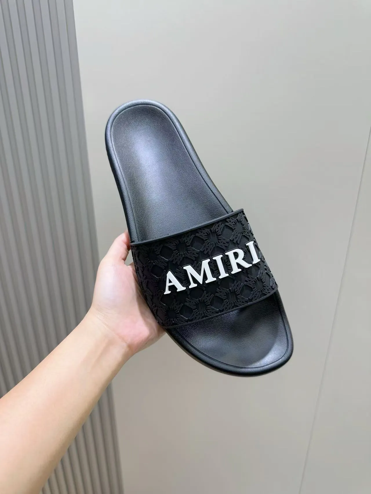 [AMIRI* Emil] P: 300💰 Size: 39-45 Official website new original 1:1 AMIRI* Emil classic men's slippers, high-end boutique, original material, TPU upper, foam bottom, fine workmanship, casual, loose and comfortable, a must-have in summer.